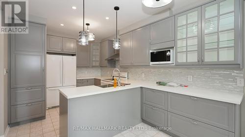 1035 Beatrice Street E, Oshawa, ON - Indoor Photo Showing Kitchen With Upgraded Kitchen