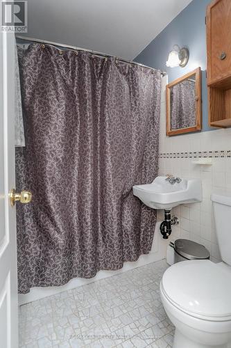 31 Glass Avenue E, London, ON - Indoor Photo Showing Bathroom