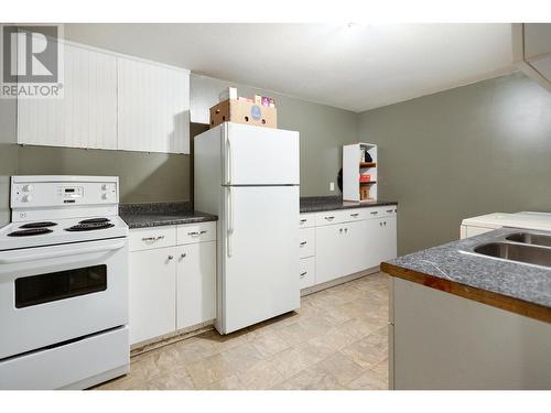 1396 Central Street, Prince George, BC - Indoor Photo Showing Kitchen With Double Sink