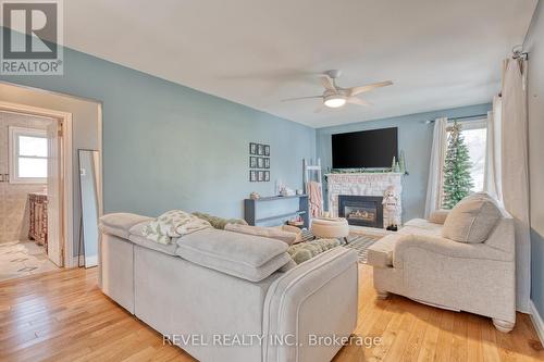 99 East 36Th Street, Hamilton, ON - Indoor Photo Showing Living Room With Fireplace