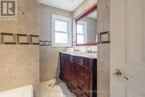 99 East 36Th Street, Hamilton, ON - Indoor Photo Showing Bathroom