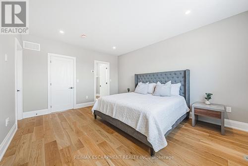 6220 Curlin Crescent, Niagara Falls, ON - Indoor Photo Showing Bedroom