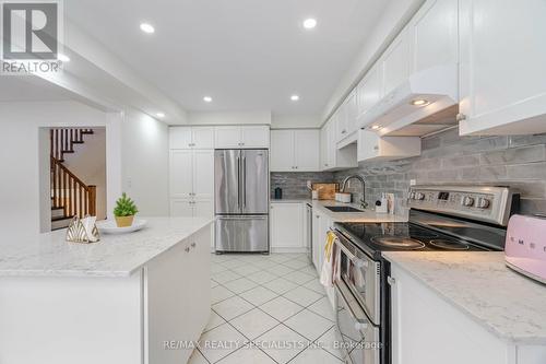 832 Shepherd Place, Milton, ON - Indoor Photo Showing Kitchen With Upgraded Kitchen