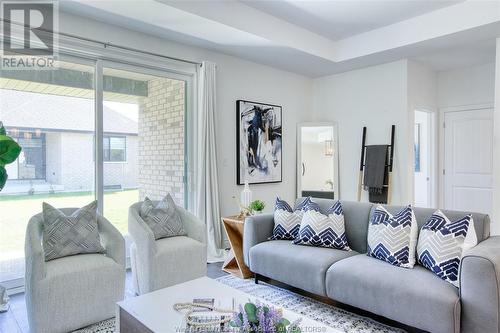 514 Water Road, Amherstburg, ON - Indoor Photo Showing Living Room