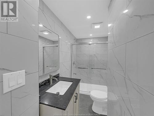 888 University Avenue East, Windsor, ON - Indoor Photo Showing Bathroom