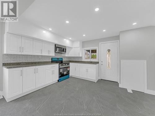 888 University Avenue East, Windsor, ON - Indoor Photo Showing Kitchen