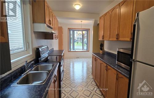 1627 Champneuf Drive, Ottawa, ON - Indoor Photo Showing Kitchen With Double Sink