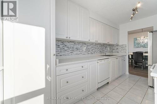 1103 - 10 Muirhead Road, Toronto, ON - Indoor Photo Showing Kitchen