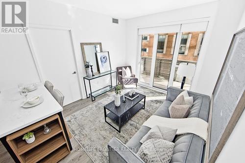 704 - 39 Roehampton Avenue, Toronto, ON - Indoor Photo Showing Living Room