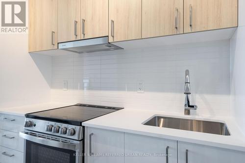 50 Upper Mall Way, Vaughan, ON - Indoor Photo Showing Kitchen