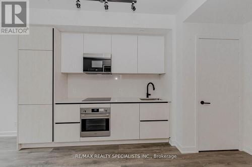 610 - 108 Peter Street, Toronto, ON - Indoor Photo Showing Kitchen