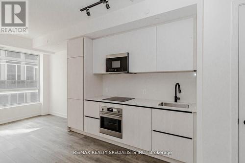 610 - 108 Peter Street, Toronto, ON - Indoor Photo Showing Kitchen