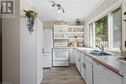 5062 Ontario Avenue, Niagara Falls (210 - Downtown), ON - Indoor Photo Showing Kitchen With Double Sink