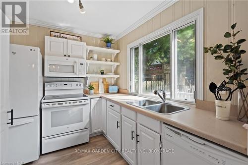 5062 Ontario Avenue, Niagara Falls (210 - Downtown), ON - Indoor Photo Showing Kitchen With Double Sink