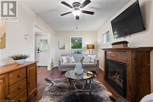 5062 Ontario Avenue, Niagara Falls (210 - Downtown), ON - Indoor Photo Showing Living Room With Fireplace