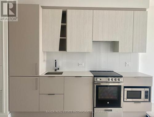 4211 - 3900 Confederation Parkway E, Mississauga, ON - Indoor Photo Showing Kitchen