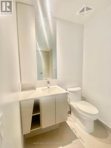 4211 - 3900 Confederation Parkway E, Mississauga, ON - Indoor Photo Showing Bathroom