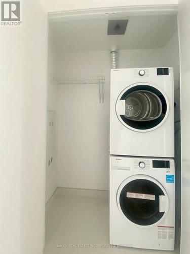 4211 - 3900 Confederation Parkway E, Mississauga, ON - Indoor Photo Showing Laundry Room