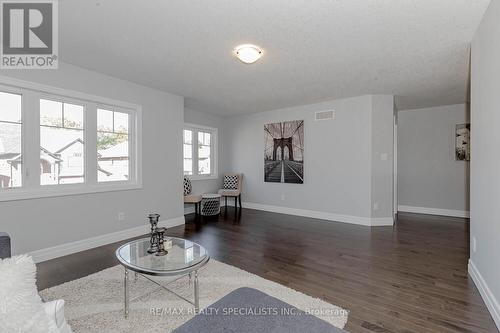 131 Freure Drive, Cambridge, ON - Indoor Photo Showing Living Room