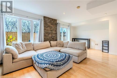 5110 Fairview Street Unit# 7, Burlington, ON - Indoor Photo Showing Living Room