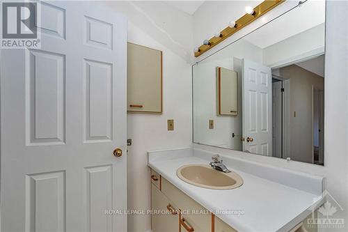 1353 Paardeburgh Avenue, Ottawa, ON - Indoor Photo Showing Bathroom