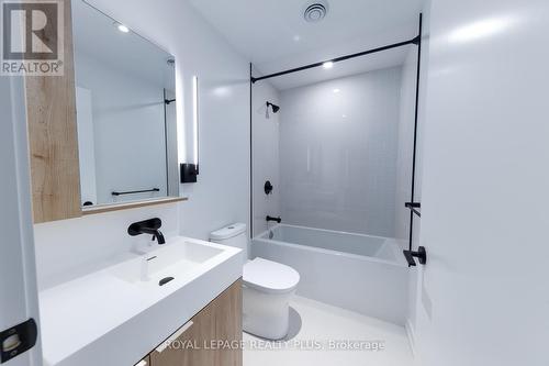 206S - 127 Broadway Avenue S, Toronto, ON - Indoor Photo Showing Bathroom