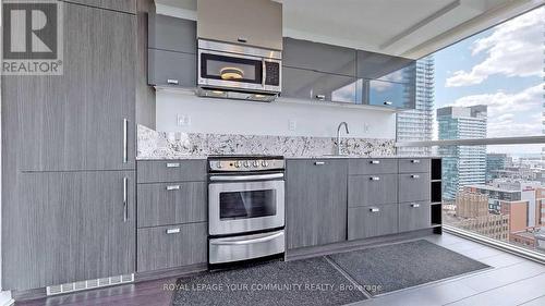 2204 - 290 Adelaide Street W, Toronto, ON - Indoor Photo Showing Kitchen