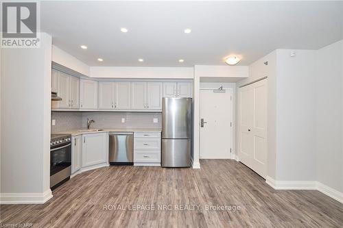 305 - 5698 Main Street, Niagara Falls, ON - Indoor Photo Showing Kitchen