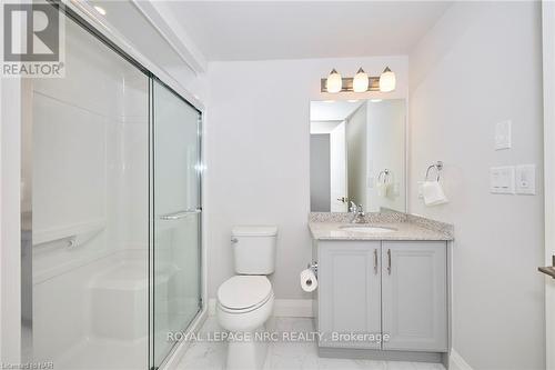 5698 Main Street, Niagara Falls, ON - Indoor Photo Showing Bathroom