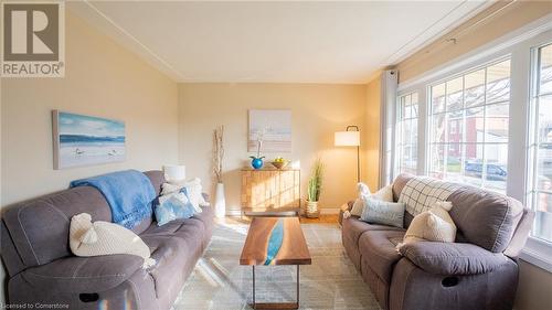 152 Copeland Street, Belmont, ON - Indoor Photo Showing Living Room