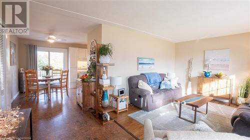 152 Copeland Street, Belmont, ON - Indoor Photo Showing Living Room