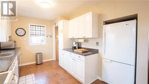 152 Copeland Street, Belmont, ON - Indoor Photo Showing Kitchen