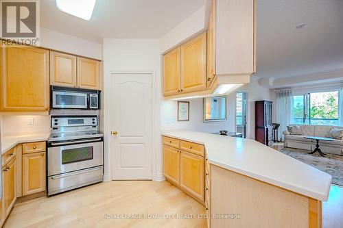 705 - 1 Lomond Drive, Toronto, ON - Indoor Photo Showing Kitchen