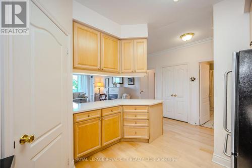 705 - 1 Lomond Drive, Toronto, ON - Indoor Photo Showing Kitchen