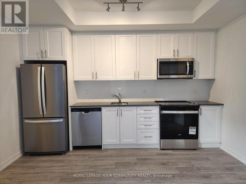 15 - 15 Lytham Green Circle, Newmarket, ON - Indoor Photo Showing Kitchen