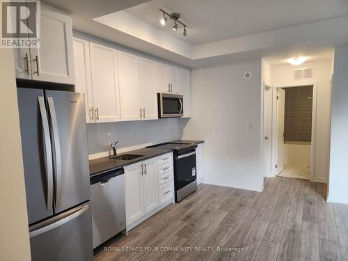 15 - 15 Lytham Green Circle, Newmarket, ON - Indoor Photo Showing Kitchen