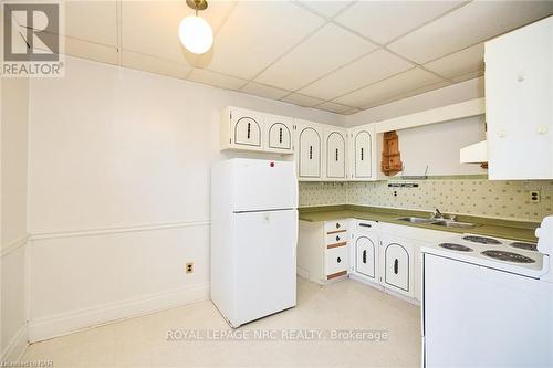 16 1/2 Lakeside Drive, St. Catharines (436 - Port Weller), ON - Indoor Photo Showing Kitchen With Double Sink