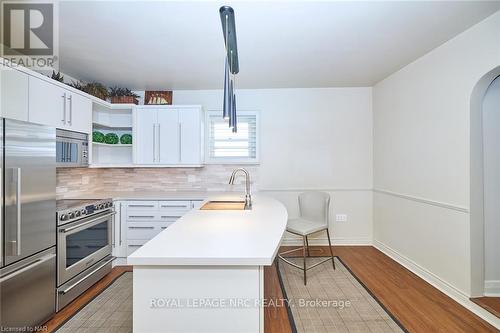 16 1/2 Lakeside Drive, St. Catharines (436 - Port Weller), ON - Indoor Photo Showing Kitchen