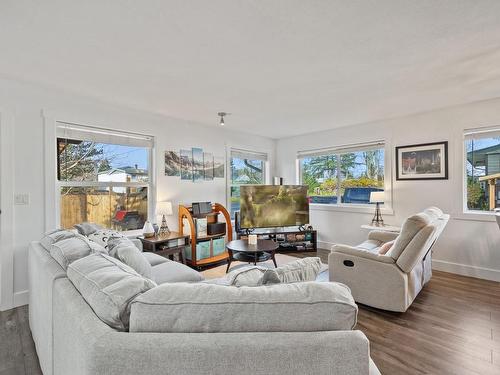 A-161 Petersen Rd South, Campbell River, BC - Indoor Photo Showing Living Room