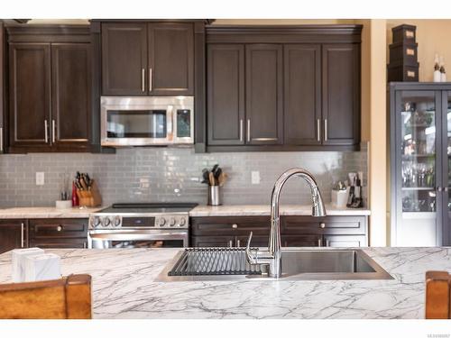 2183 Salmon Rd, Nanaimo, BC - Indoor Photo Showing Kitchen With Double Sink With Upgraded Kitchen