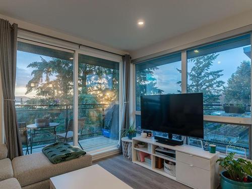 301-119 Haliburton St, Nanaimo, BC - Indoor Photo Showing Living Room