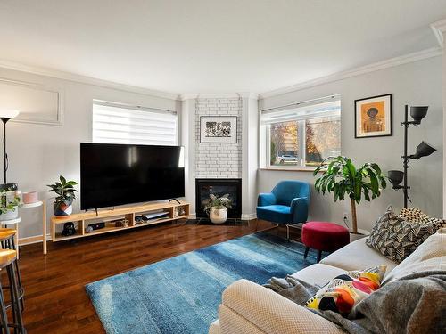 Salon - 102-4665 Av. Colomb, Brossard, QC - Indoor Photo Showing Living Room With Fireplace