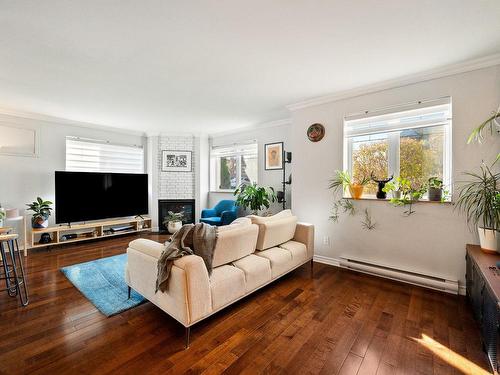 Salon - 102-4665 Av. Colomb, Brossard, QC - Indoor Photo Showing Living Room With Fireplace