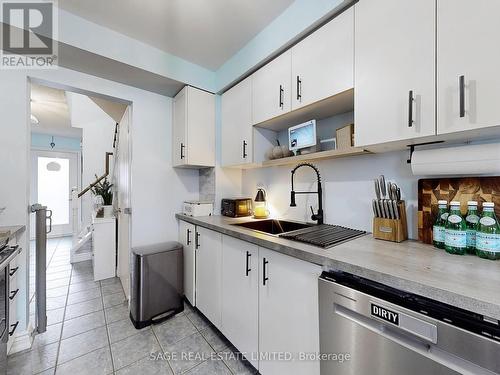 33 Mccullock Crescent, Ajax, ON - Indoor Photo Showing Kitchen With Upgraded Kitchen