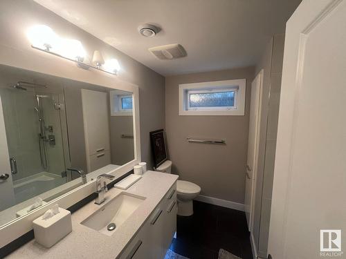 9124 141 St Nw, Edmonton, AB - Indoor Photo Showing Bathroom