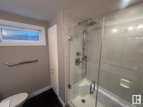 9124 141 St Nw, Edmonton, AB - Indoor Photo Showing Bathroom