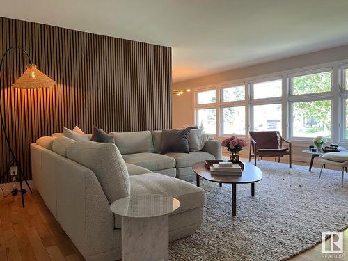 9124 141 St Nw, Edmonton, AB - Indoor Photo Showing Living Room