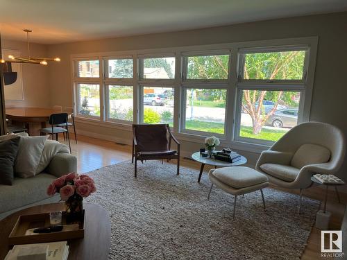 9124 141 St Nw, Edmonton, AB - Indoor Photo Showing Living Room