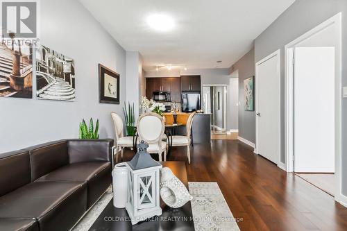 3010 - 4070 Confederation Parkway, Mississauga, ON - Indoor Photo Showing Living Room