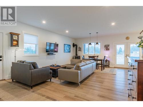 1070 Elkview Road, Castlegar, BC - Indoor Photo Showing Living Room